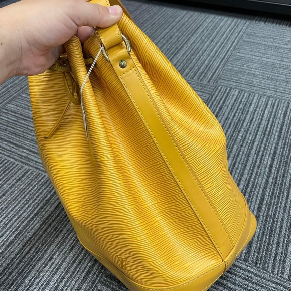 SOLD. Authentic Louis Vuitton Epi Leather Noe Bucket Bag Vintage-Authentic - Picture 13 of 17